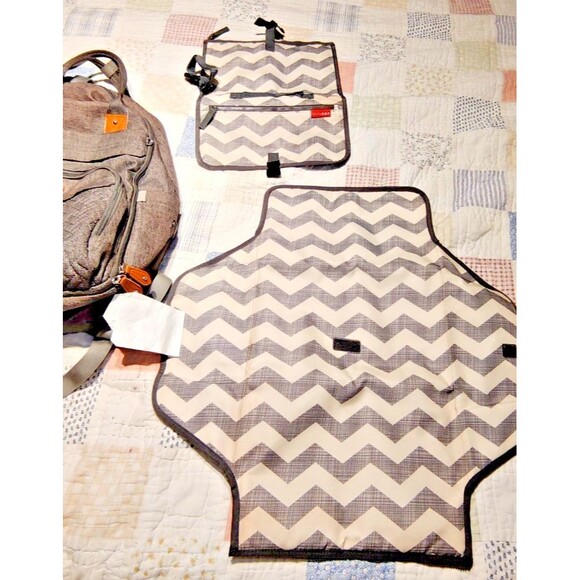 BabbleRoo Multifunction/Waterproof Diaper Bag Backpack (Dark Gray) - Picture 4 of 13